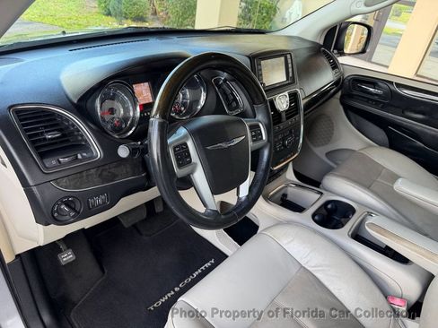 Used 2013 Chrysler Town & Country Limited w/ Luxury Group FWD image 27