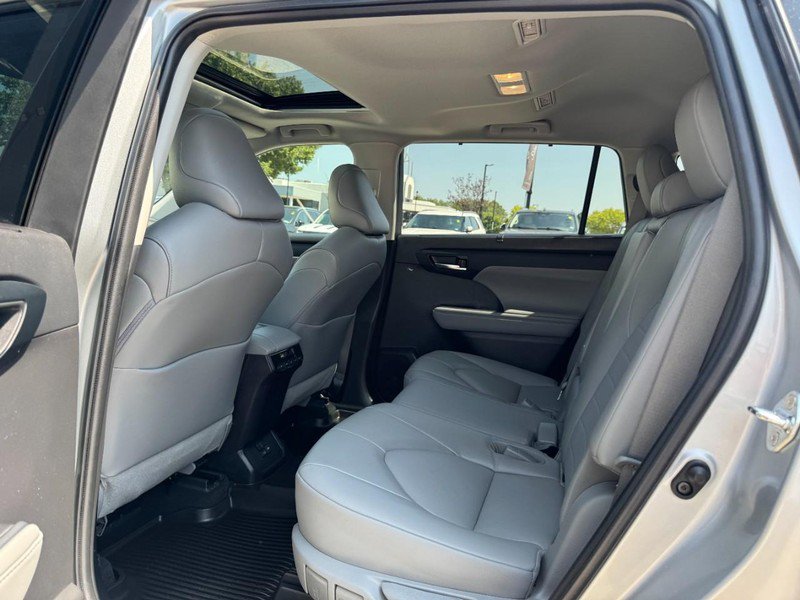 Used 2022 Toyota Highlander XLE AWD/4WD image 12