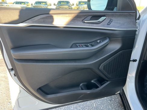 Certified 2023 Jeep Grand Cherokee L Limited w/ Luxury Tech Group II image 18