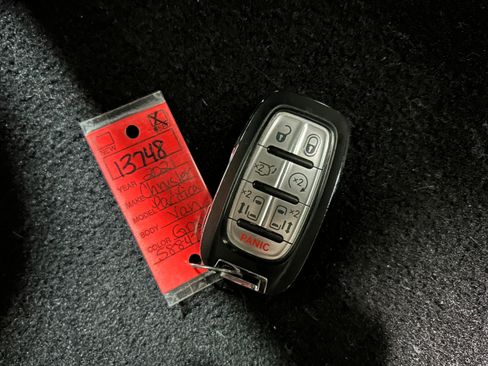 Used 2021 Chrysler Pacifica Touring-L image 37