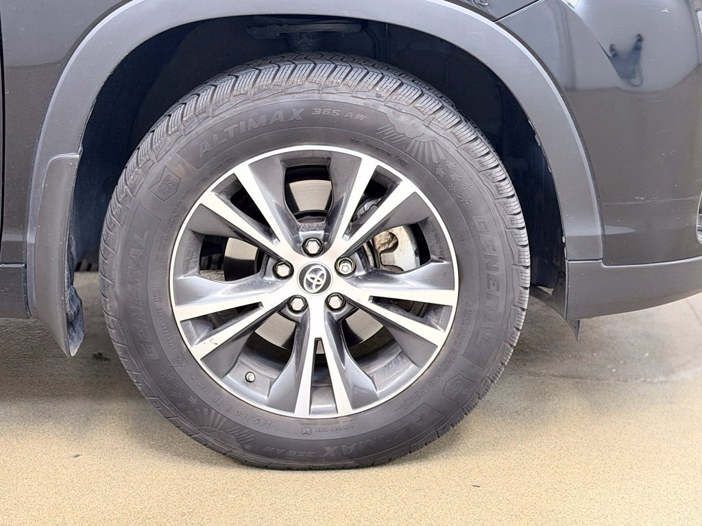 Used 2018 Toyota Highlander Plus AWD/4WD image 4