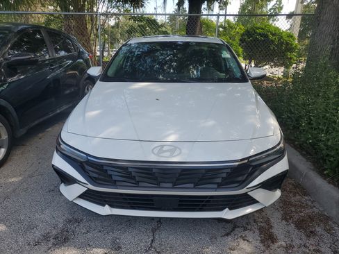 Used 2025 Hyundai Elantra Limited FWD image 3