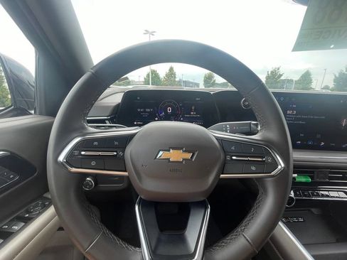 Used 2025 Chevrolet Suburban LT RWD image 13