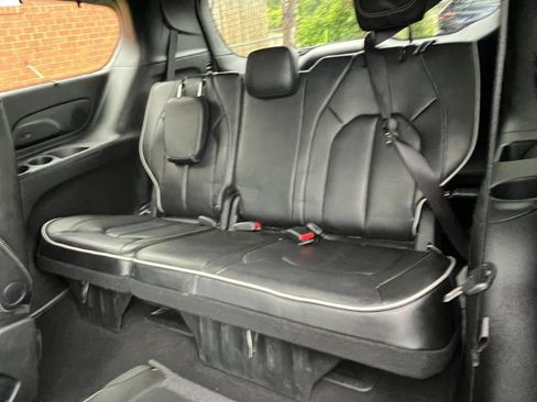 Used 2025 Chrysler Pacifica Limited FWD image 32