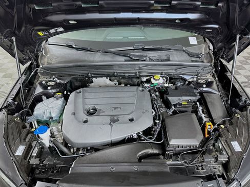 Used 2025 Volvo XC40 B5 Core image 34