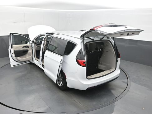 Used 2024 Chrysler Pacifica Touring-L FWD image 39