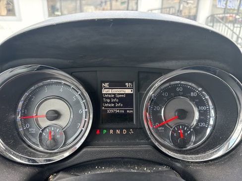 Used 2016 Chrysler Town & Country Touring image 9