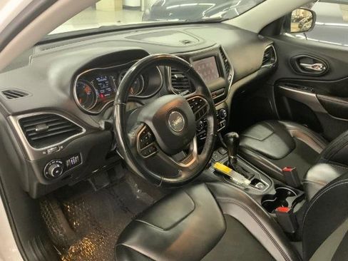 Used 2019 Jeep Cherokee Latitude Plus AWD/4WD image 9