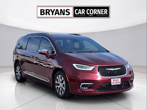 Used 2021 Chrysler Pacifica Limited w/ Uconnect Theater Family Group image 25