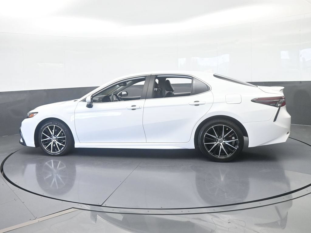 Used 2022 Toyota Camry SE w/ Convenience Package FWD image 3