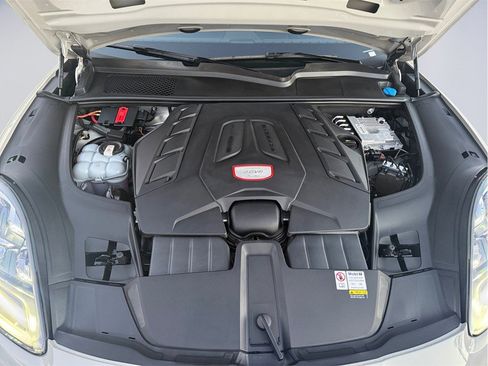 Used 2023 Porsche Cayenne Turbo image 9