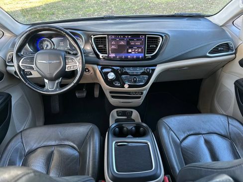 Used 2021 Chrysler Pacifica Touring-L FWD image 14