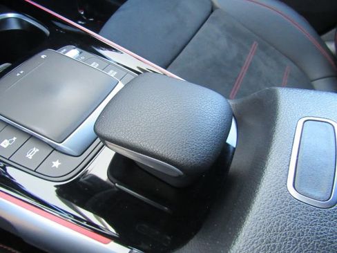 Used 2023 Mercedes-Benz EQB 300 4MATIC image 50