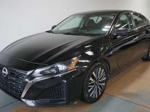 Used 2024 Nissan Altima 2.5 SV image 1