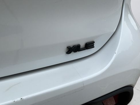 Used 2024 Toyota Highlander XLE FWD image 29