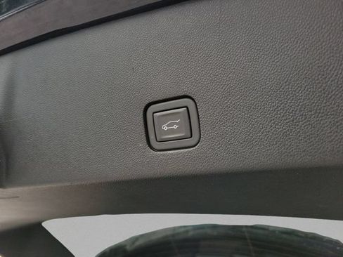 Used 2023 Cadillac XT6 Premium Luxury FWD image 6