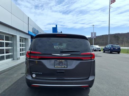 Used 2023 Chrysler Pacifica Touring-L image 6