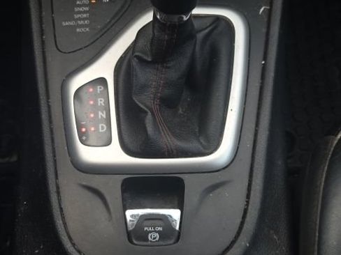 Used 2017 Jeep Cherokee Trailhawk AWD/4WD image 36