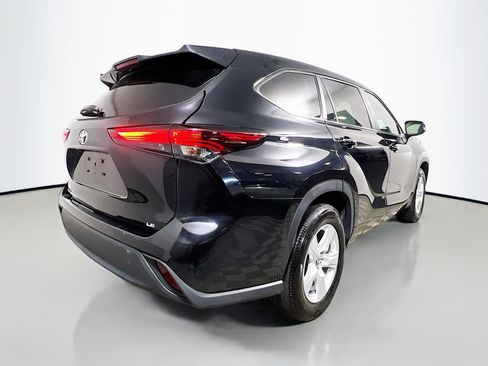 Used 2024 Toyota Highlander LE image 4