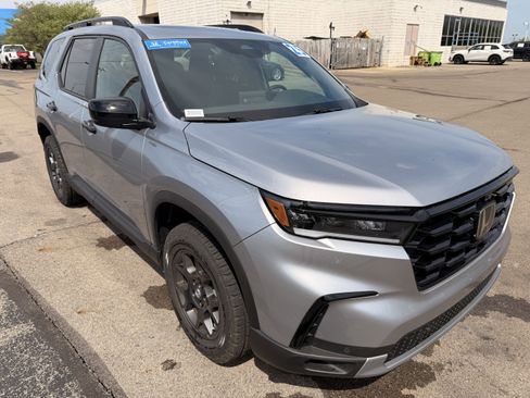 Used 2025 Honda Pilot TrailSport image 1