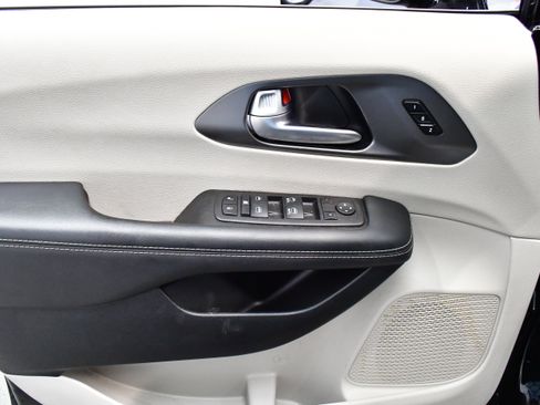 Used 2024 Chrysler Pacifica Touring-L image 37