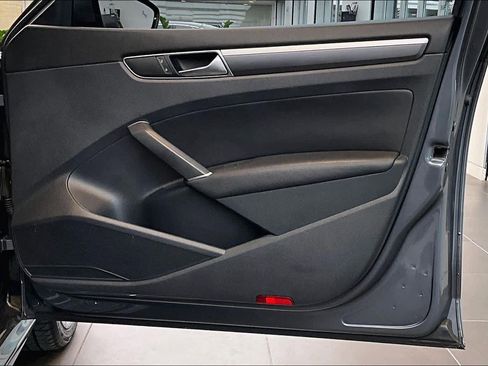 Used 2018 Volkswagen Passat 2.0T R-Line image 22