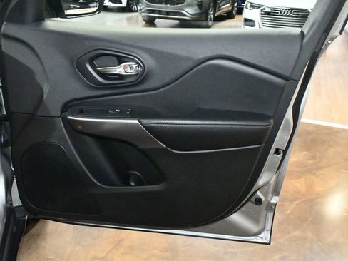 Used 2019 Jeep Cherokee Limited image 44