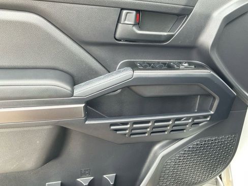 Used 2025 Toyota 4Runner SR5 AWD/4WD image 17