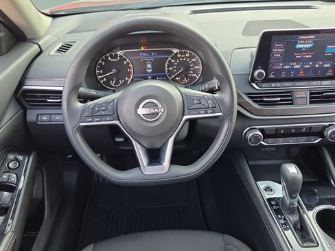 Used 2023 Nissan Altima 2.5 SV FWD image 12