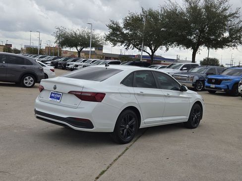 Used 2023 Volkswagen Jetta SE w/ Panoramic Sunroof Package image 3