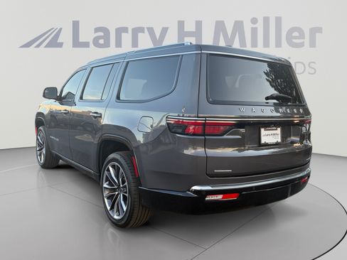 Used 2022 Jeep Wagoneer Series III w/ Premium Group I AWD/4WD image 3