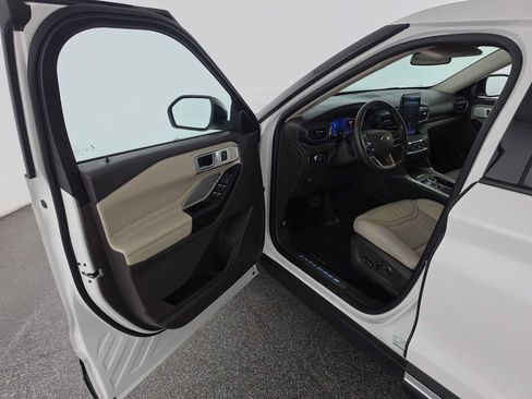 Used 2020 Ford Explorer Platinum w/ Premium Technology Package AWD/4WD image 21