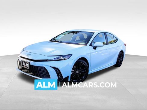 Used 2025 Toyota Camry SE image 1