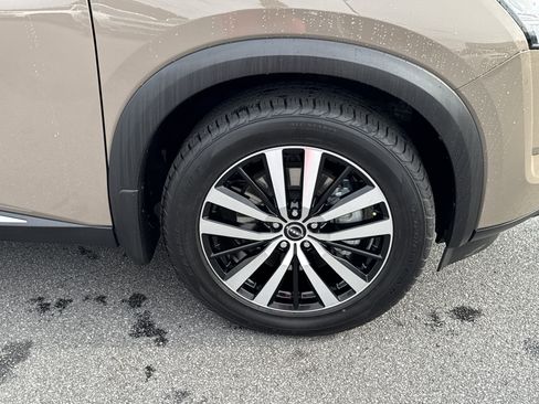 Used 2023 Nissan Pathfinder Platinum image 11