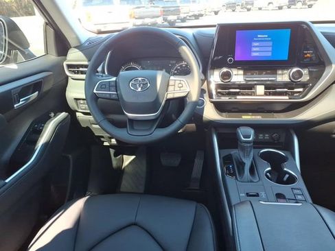 New 2026 Toyota Highlander XLE image 11