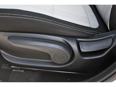 Certified 2025 Hyundai Venue SEL FWD image 33
