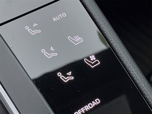 Certified 2025 Porsche Macan image 19