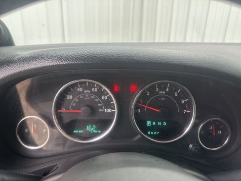 Used 2013 Jeep Wrangler Unlimited Sahara AWD/4WD image 22