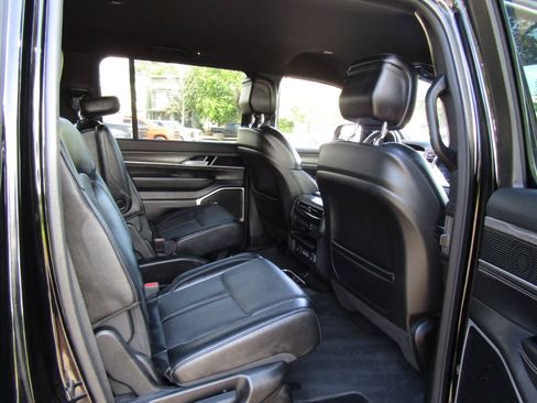 Used 2024 Jeep Wagoneer Series II AWD/4WD image 29