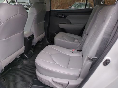 Used 2024 Toyota Highlander XLE image 17