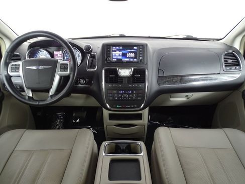 Used 2014 Chrysler Town & Country Touring-L w/ Driver Convenience Group image 28