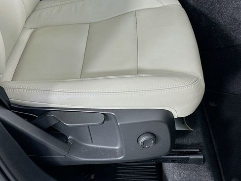 Used 2021 Volvo XC40 T4 Momentum FWD image 23