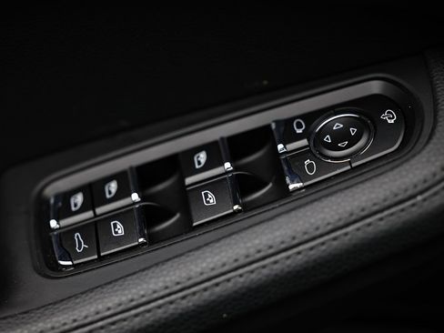 Certified 2024 Porsche Macan image 32