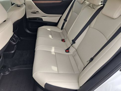 Used 2025 Lexus ES 300h w/ Premium Package FWD image 23