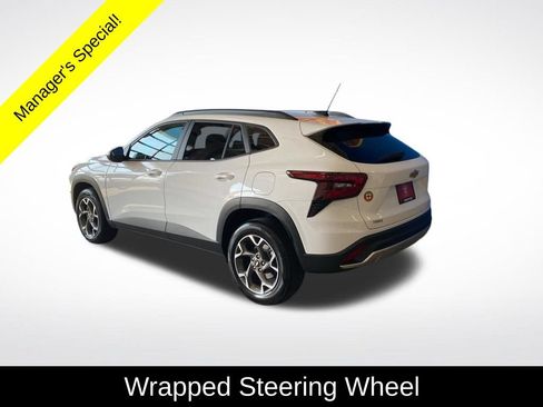 Used 2025 Chevrolet Trax LT w/ LT Convenience Package FWD image 19