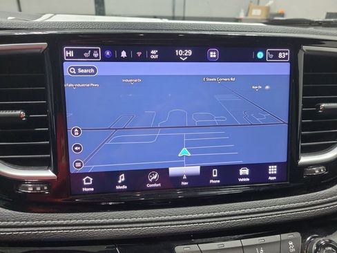 Used 2025 Chrysler Pacifica Limited image 7