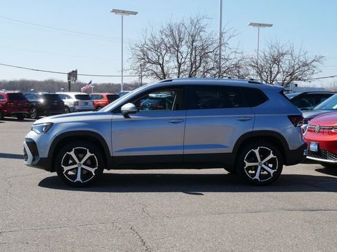 Certified 2025 Volkswagen Taos SEL image 4