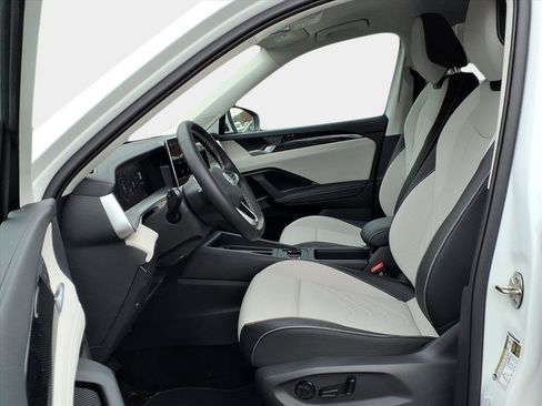 Used 2025 Volkswagen Tiguan SE image 9