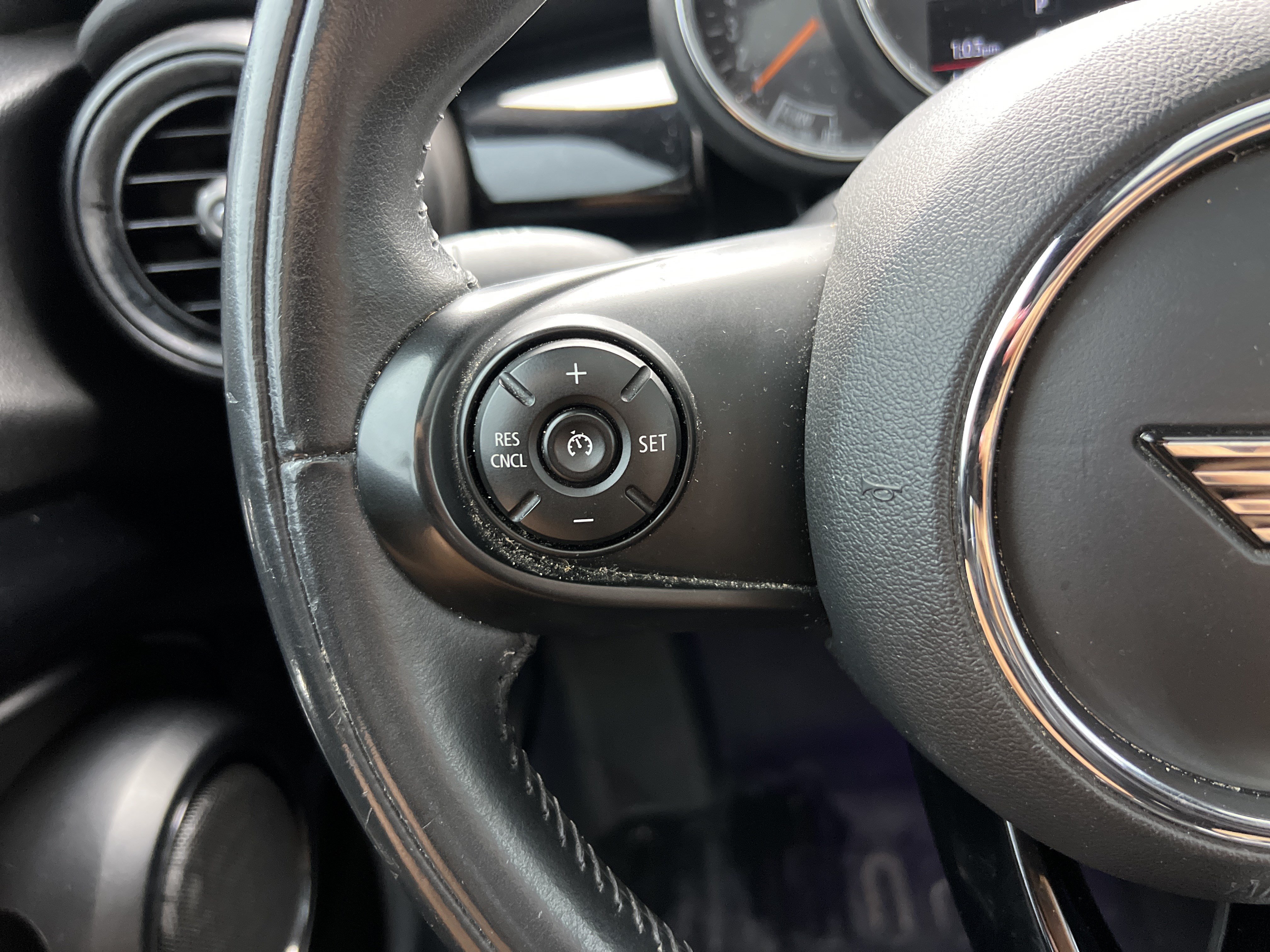 Used 2020 MINI Cooper 4-Door Hardtop w/ Premium Package FWD image 19
