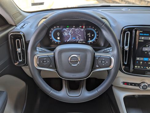 Used 2024 Volvo XC40 B5 Plus image 23